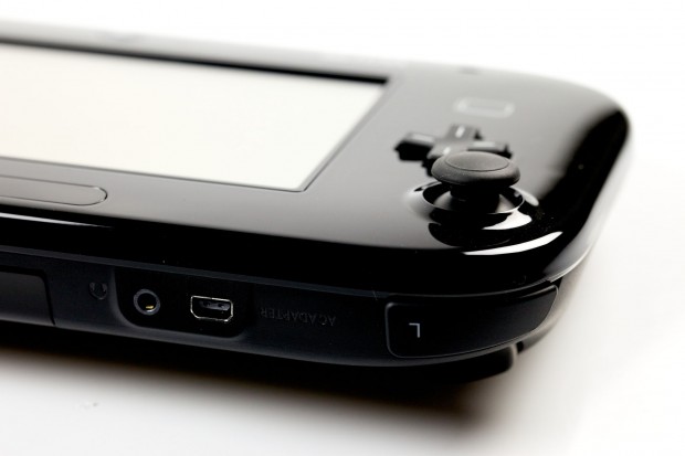 An der Oberseite lässt sich das Netzteil direkt in das Wii-U-Gamepad stecken. Dort ist auch der Klinkenanschluss für Kopfhörer.